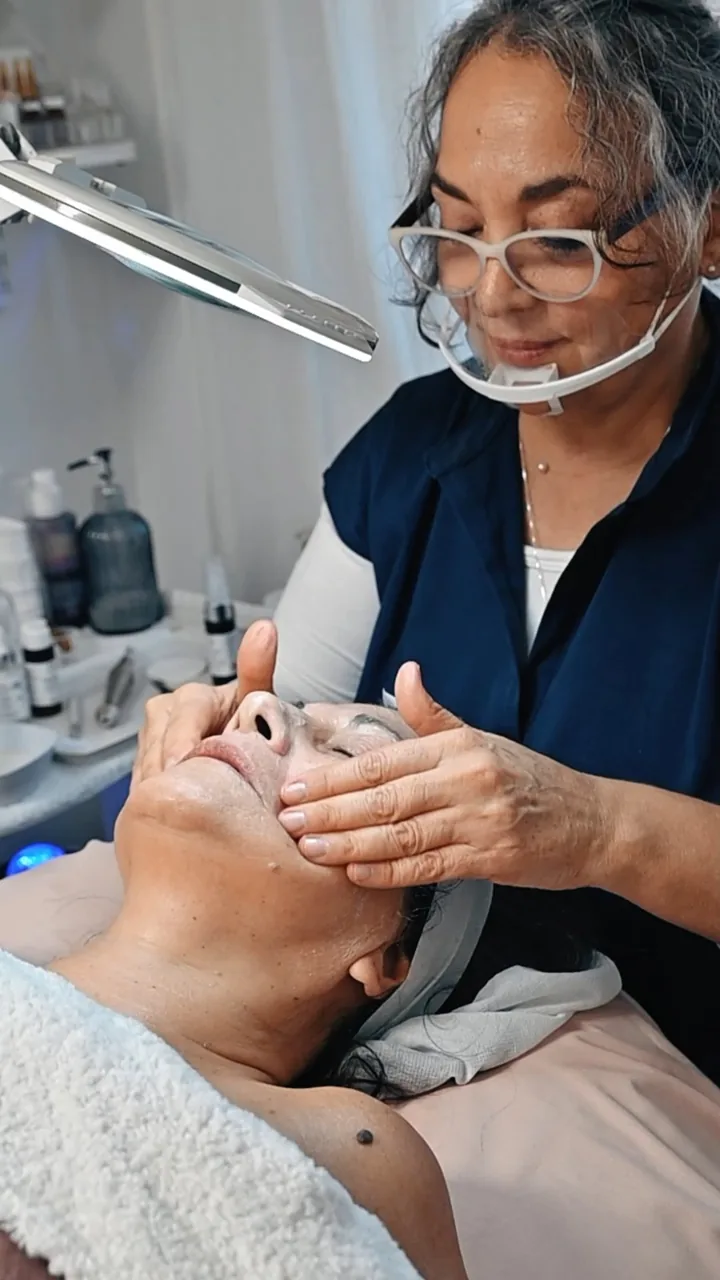 Patricia realizando un tratamiento facial en piel madura