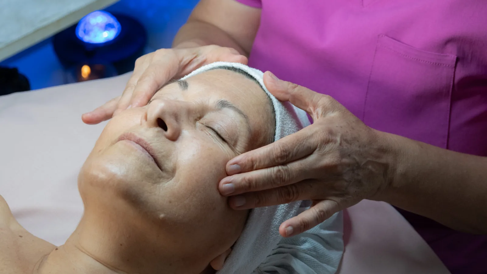 Patricia realizando un tratamiento en piel madura
